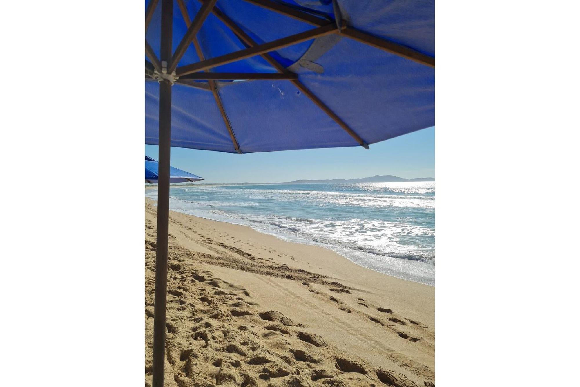 Paraíso em Cabo Frio - Duplex Beira Mar com Piscina, Em frente a Praia do Peró - Cabo Frio, com AR, SmartTv, Wi-fi, Roupa de Cama e banho, Portaria 24 horas, Estacionamento, Completo Exterior foto